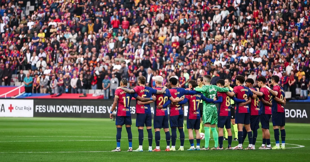 تذمر في غرفة ملابس برشلونة: لاعبو الفريق يطالبون باستبعاد “هذا اللاعب” الذي يُضعف الفريق… وفليك يُصر على إشراكه أساسياً الليلة!