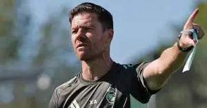 تطور صادم في ريال مدريد… نجم الدفاع يسقط من حسابات تشابي ألونسو وقد يغادر في يناير!