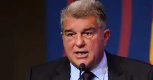 عرض إنجليزي ضخم يهدد استقرار برشلونة: لابورتا في مأزق مالي مع اقتراب قرار تاريخي!