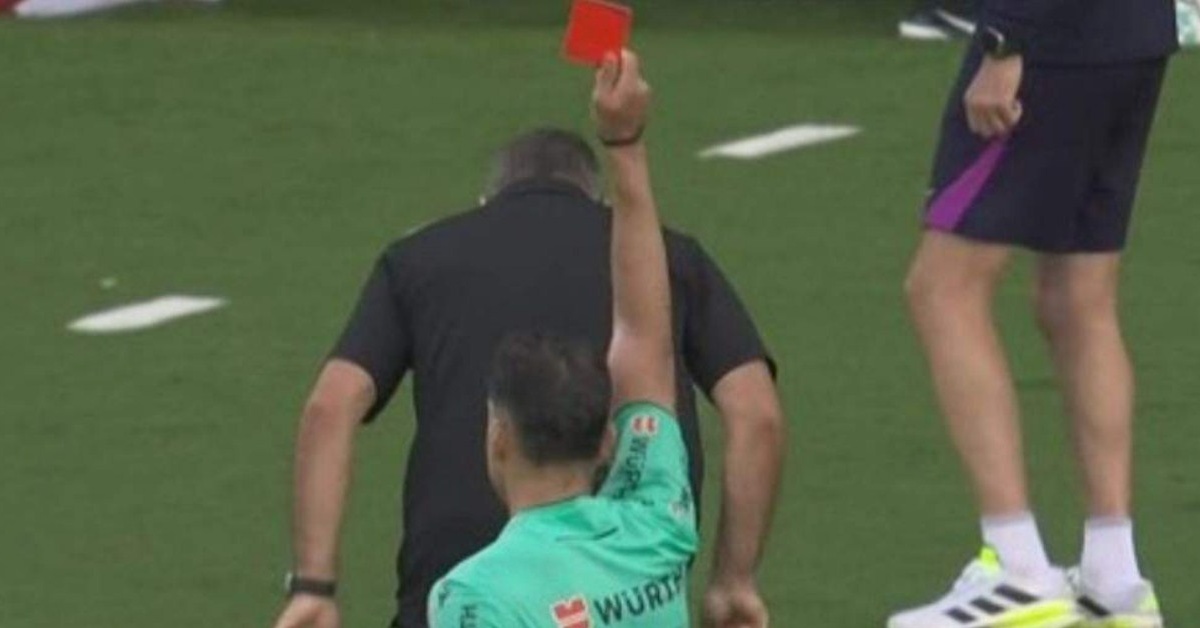 بعد الطرد أمام جيرونا.. تقرير الحكم خيل مانزانو يُفاجئ هانسي فليك ويُشعل الجدل داخل برشلونة