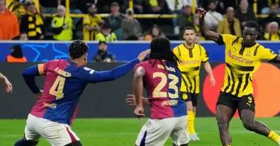 برشلونة يرصد نجمًا غير متوقعًا من بوروسيا دورتموند لإنقاذ الفريق!