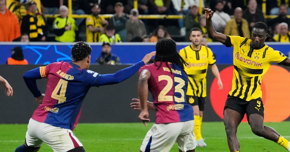 برشلونة يرصد نجمًا غير متوقعًا من بوروسيا دورتموند لإنقاذ الفريق!