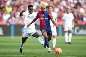 برشلونة تكشف عن قمصان كلاسيكو خاصة تحمل شعار إد شيران قبل مواجهة ريال مدريد