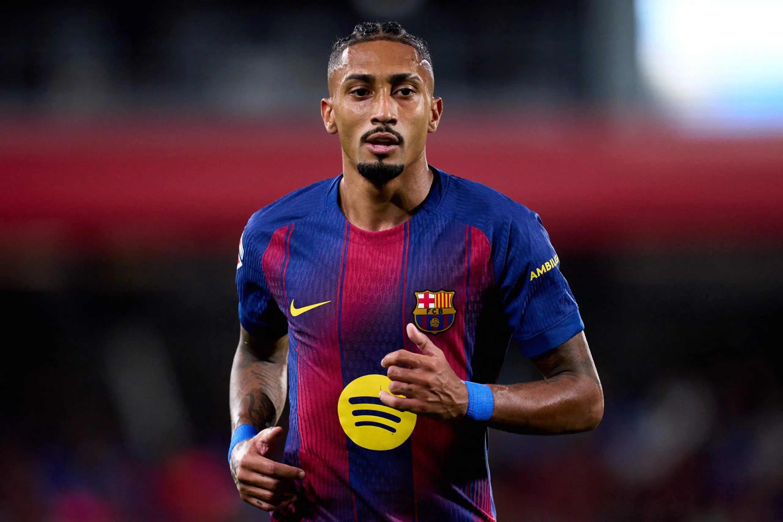رحلة مثيرة: لاعب برشلونة يكشف عن مغامرة الانتقال إلى السعودية