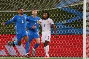 كوميديا كرة القدم: كوندé يتحمل المسؤولية بعد تعادل فرنسا المخيب