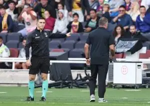 ديكو يدافع عن هانسي فليك بعد طرده في مباراة برشلونة ضد جيرونا