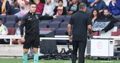 ديكو يدافع عن هانسي فليك بعد طرده في مباراة برشلونة ضد جيرونا