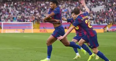 أداء مميز من مدافع برشلونة في مركز الهجوم