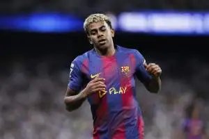 لماذا من المبكر تغيير مركز لامين يامال في برشلونة؟