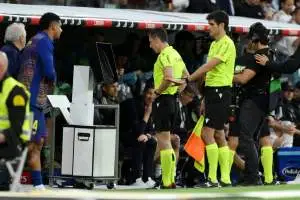 أحداث مثيرة في الكلاسيكو بين برشلونة وريال مدريد: تفاصيل جديدة من VAR