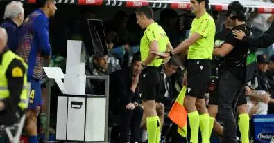 أحداث مثيرة في الكلاسيكو بين برشلونة وريال مدريد: تفاصيل جديدة من VAR