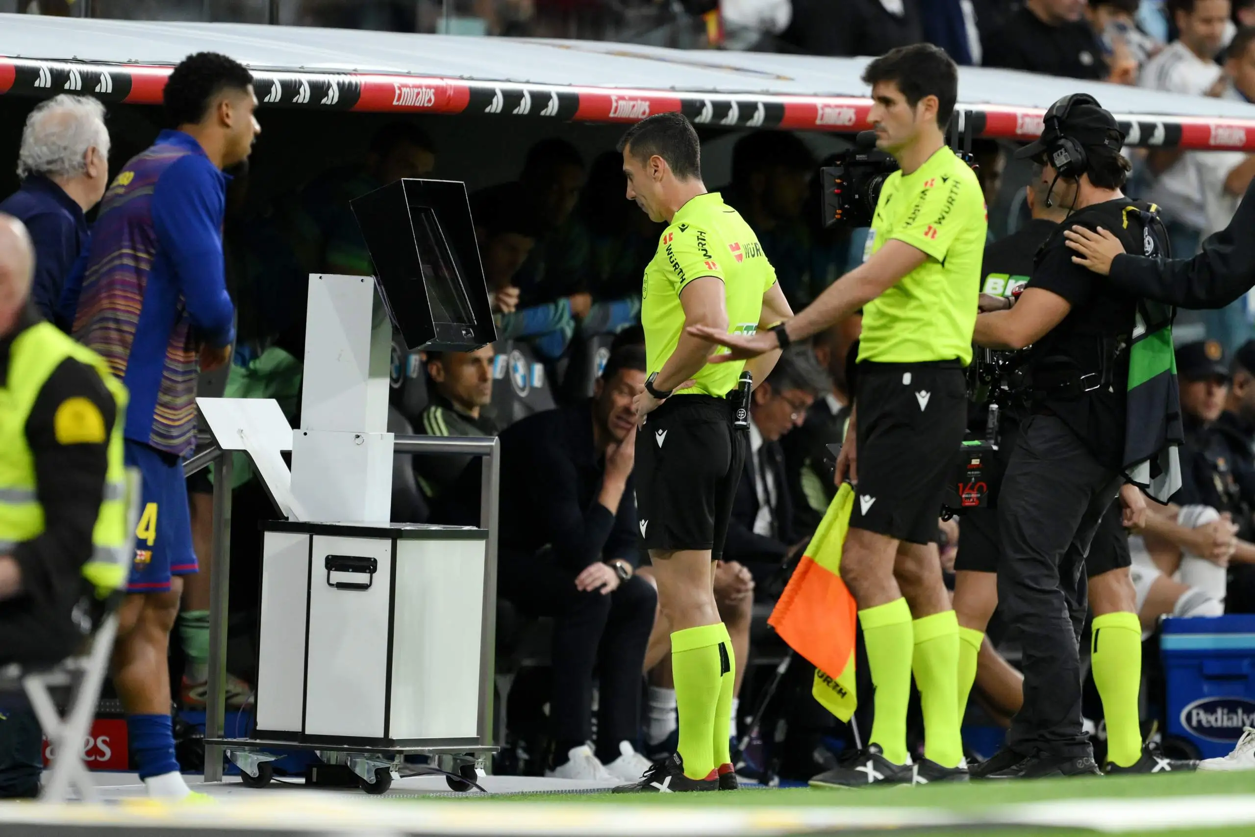أحداث مثيرة في الكلاسيكو بين برشلونة وريال مدريد: تفاصيل جديدة من VAR