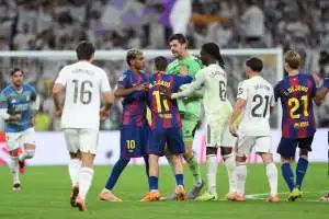 فوضى في الكلاسيكو: مواجهة مثيرة بين برشلونة وريال مدريد تنتهي بشجار عنيف