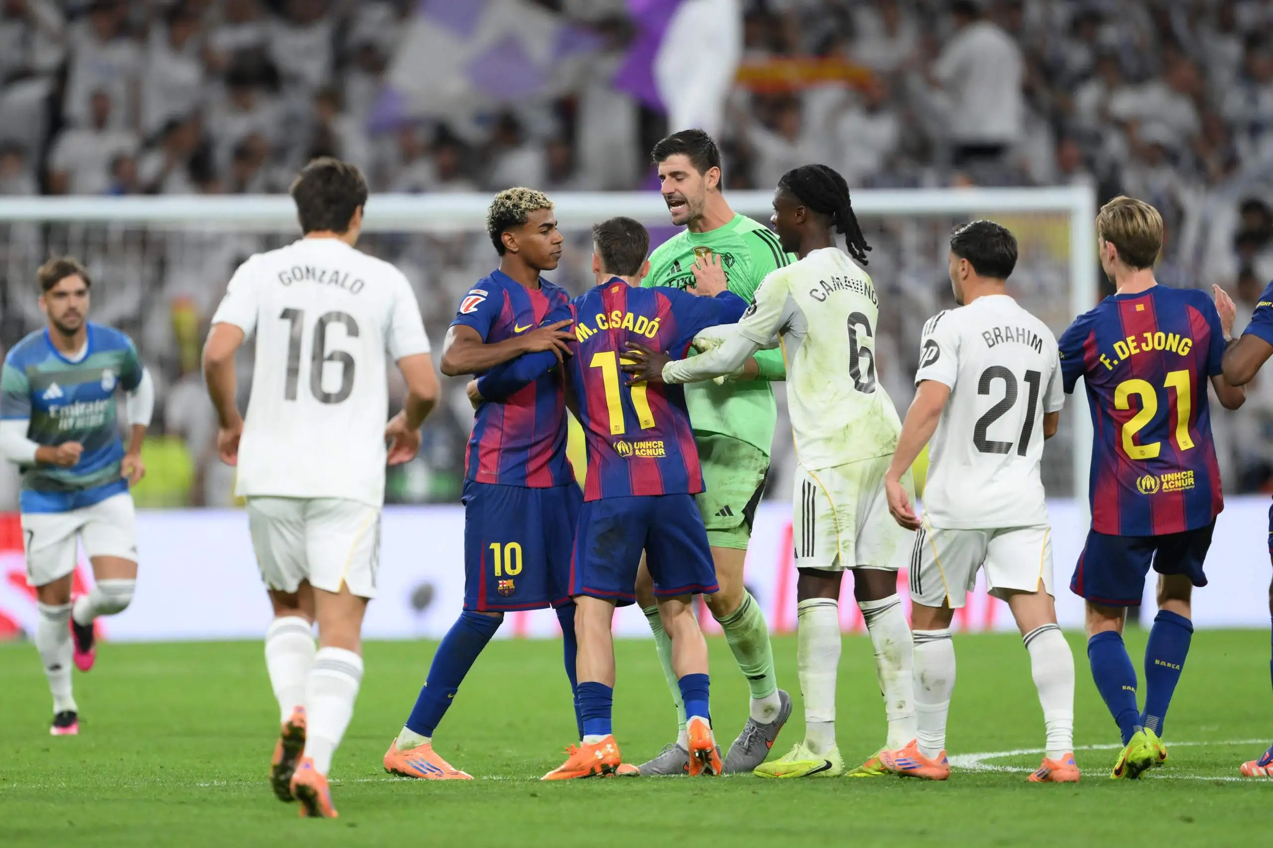 فوضى في الكلاسيكو: مواجهة مثيرة بين برشلونة وريال مدريد تنتهي بشجار عنيف