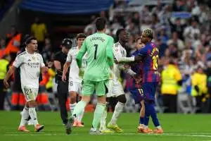 صراع مثير في الكلاسيكو: مشادة بين لاعبي برشلونة وريال مدريد