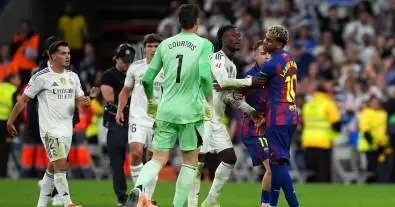 صراع مثير في الكلاسيكو: مشادة بين لاعبي برشلونة وريال مدريد