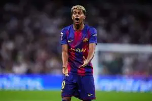 مدرب برشلونة يدافع عن يامال بعد الكلاسيكو