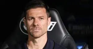 غرفة ملابس ريال مدريد تعيش توترًا رغم النتائج الرائعة: هل بدأ الصراع مع تشابي ألونسو؟