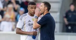 كيليان مبابي يُفجّر أزمة داخل ريال مدريد.. قرار صادم تجاه نجم كبير يهز غرفة الملابس!