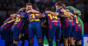 مطالبات حاسمة من لاعبي برشلونة لإبعاد نجم الفريق: “نلعب بعشرة لاعبين عندما يكون في الملعب!”