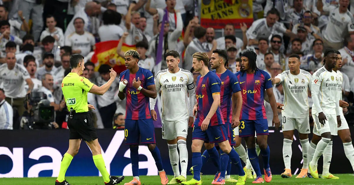 لاعبو برشلونة يُشيدون في غرفة الملابس بلاعب ريال مدريد: “لا يُثير المشاكل!”