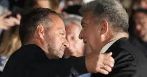 نجم برشلونة يطالب لابورتا بالسماح له بالرحيل في يناير بسبب خلافه مع هانسي فليك!