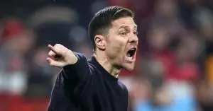 أزمة مفاجئة في ريال مدريد: تشابي ألونسو يتجاهل نجم الفريق واللاعب يواجه مستقبلاً غامضاً!