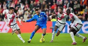 بعد التعادل المخيب أمام رايو فاليكانو… مبابي يُعبّر عن غضبه من أداء زميله في ريال مدريد!