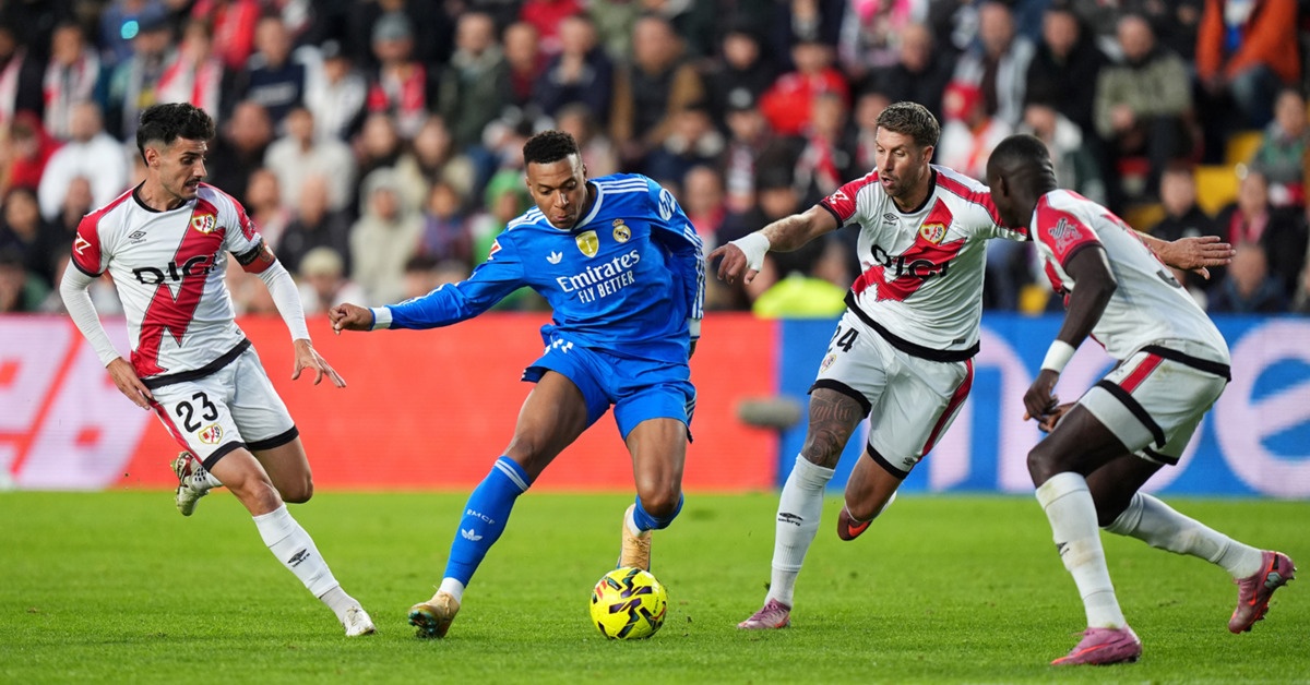 بعد التعادل المخيب أمام رايو فاليكانو… مبابي يُعبّر عن غضبه من أداء زميله في ريال مدريد!
