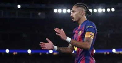 برشلونة يعتلي صدارة الليغا مؤقتًا: رافينيا ينتقد زميله بعد الفوز على ألافيس!