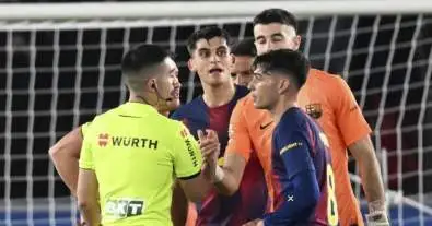 برشلونة يتعرض لصدمة طردين في مباراة ألافيس: لحظات غير مُتلفزة تُثير الجدل!