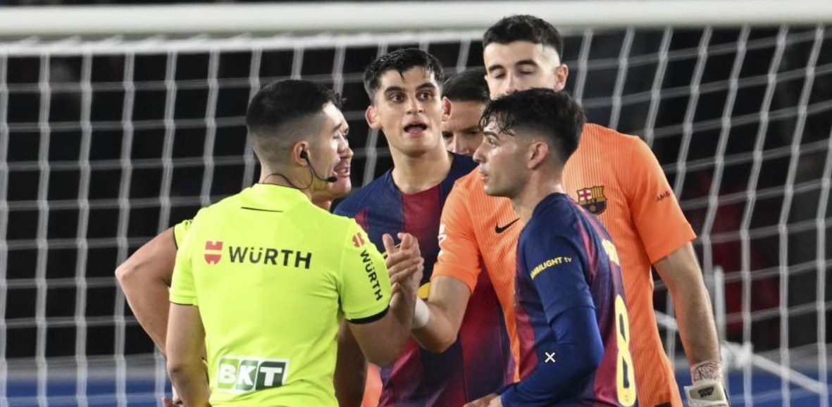 برشلونة يتعرض لصدمة طردين في مباراة ألافيس: لحظات غير مُتلفزة تُثير الجدل!