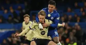 صراع داخل برشلونة: دي يونغ ينتقد ثلاثة لاعبين ويكشف عن أسباب الخسارة المدوية ضد تشيلسي!