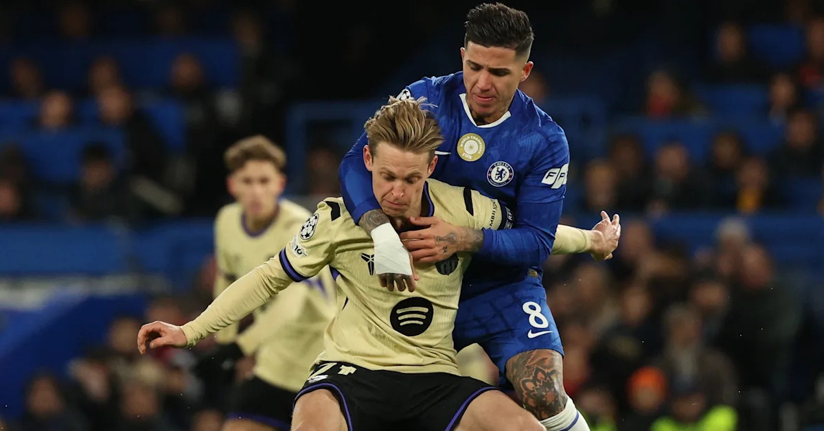 صراع داخل برشلونة: دي يونغ ينتقد ثلاثة لاعبين ويكشف عن أسباب الخسارة المدوية ضد تشيلسي!