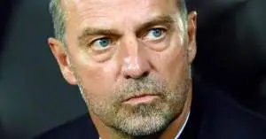 صراع في برشلونة: هانسي فليك يضع لاعبين في القائمة السوداء ويطالب بتغييرات جذرية في الفريق!