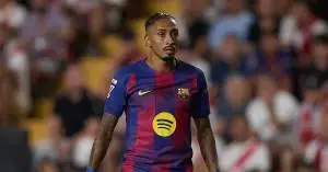 عودة رافينيا تثير توتراً كبيراً في برشلونة: أزمة داخل غرفة الملابس تهدد التوازن الفني