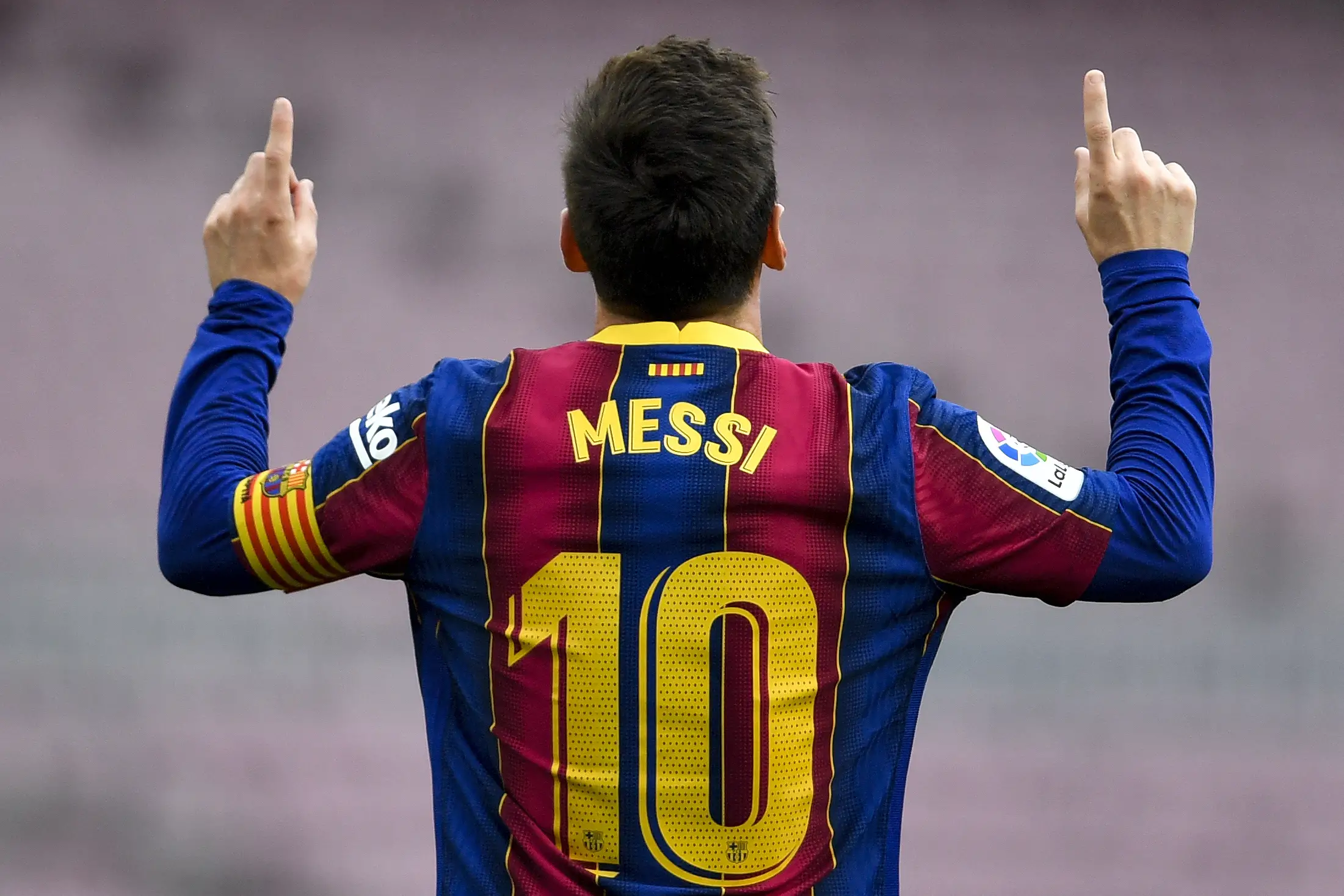 برشلونة تكشف عن خطط لإقامة تمثال للنجم الكبير في كامب نو