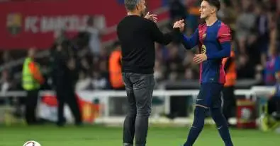 غياب مؤثر: برشلونة ينتظر عودة نجم وسطه