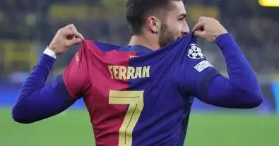 لماذا يحمل الرقم 7 مكانة خاصة في قلب لاعب برشلونة والمنتخب الإسباني؟