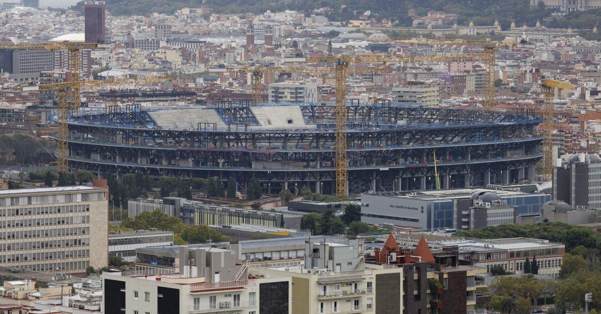 احتجاجات في كامب نو بسبب فصل عمال البناء