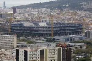 احتجاجات في كامب نو بسبب فصل عمال البناء