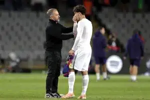 حوار مثير بين مدرب برشلونة ولاعب سابق بعد مواجهة مثيرة