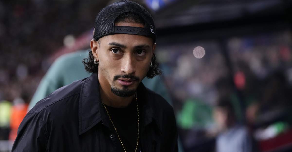 الغياب المفاجئ عن تشكيلة FIFPro: رد فعل قوي من نجم برشلونة