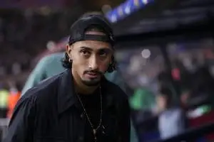 الغياب المفاجئ عن تشكيلة FIFPro: رد فعل قوي من نجم برشلونة