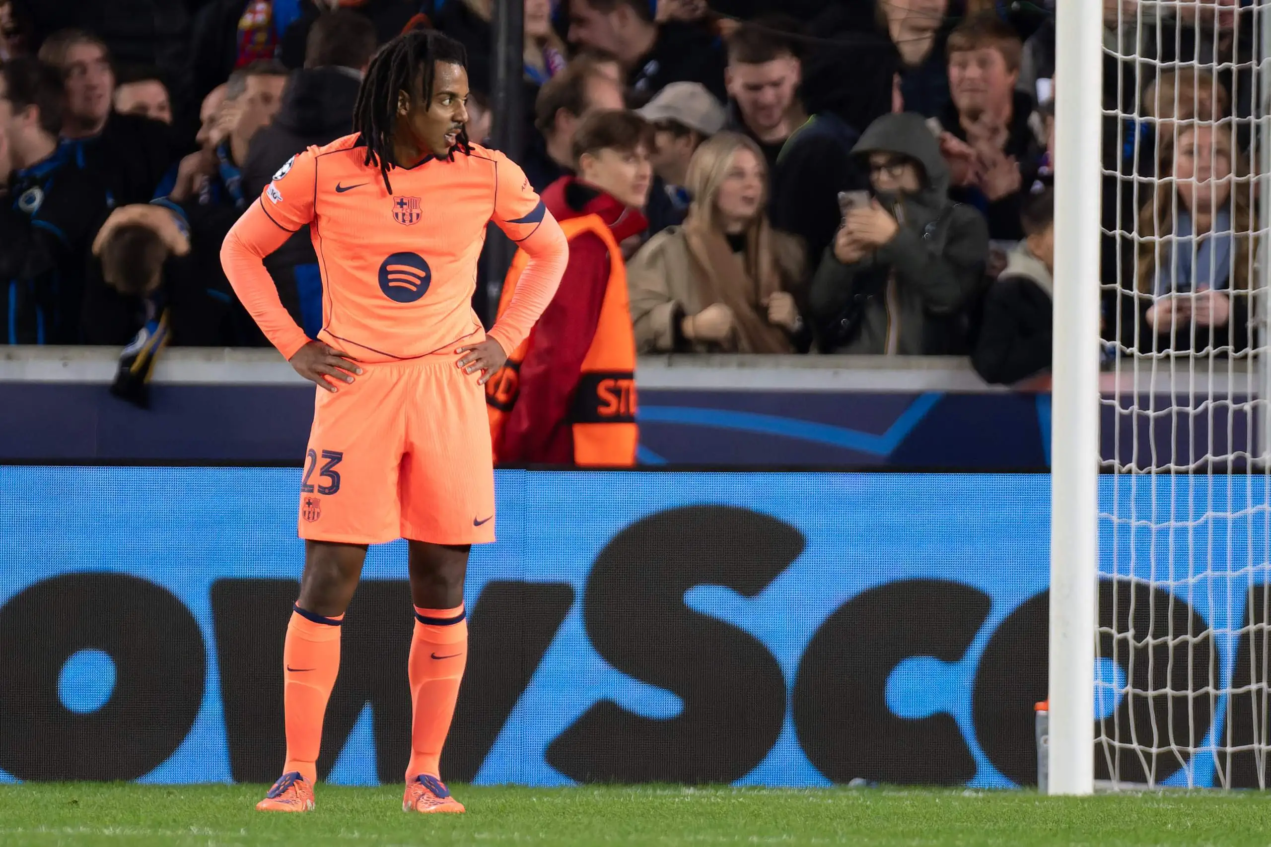 برشلونة يعيد النظر في خيارات الظهيرين وسط القلق بشأن كوندé وبالدي