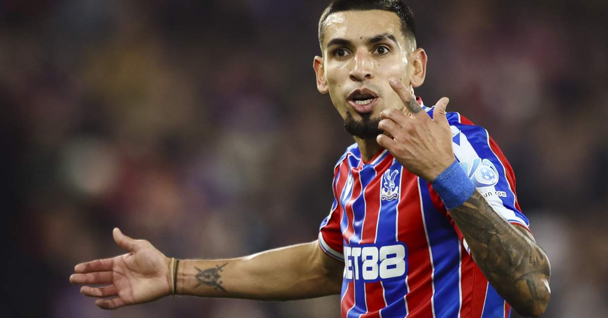 برشلونة يضع عينه على نجم كريستال بالاس لتعزيز دفاعاته