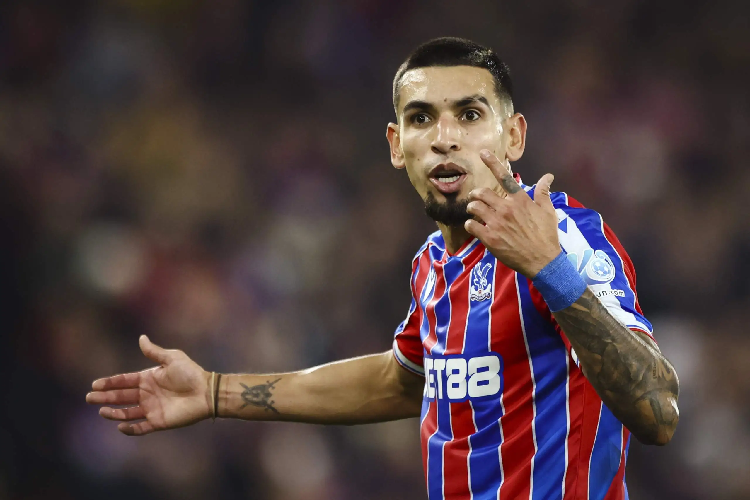 برشلونة يضع عينه على نجم كريستال بالاس لتعزيز دفاعاته