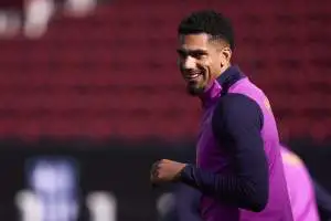 عودة مثيرة إلى كامب نو: مشاعر اللاعبين تتألق في التدريب المفتوح