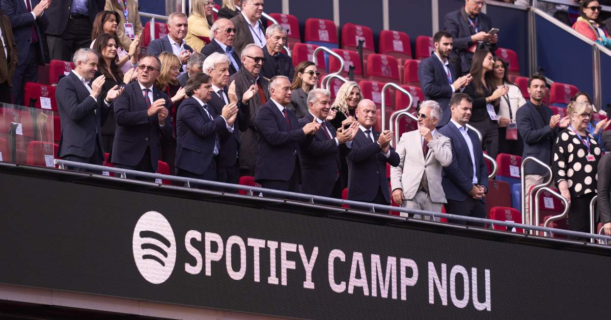 رئيس برشلونة يدعم مدرب الفريق رغم الأداء المتذبذب