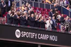 رئيس برشلونة يدعم مدرب الفريق رغم الأداء المتذبذب